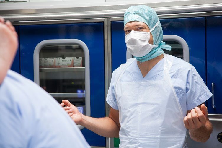 Dr. Florian Frisee, M.D. Specialist in Trauma Surgery and Sports Traumatology Specialist in Orthopedics and Traumatology