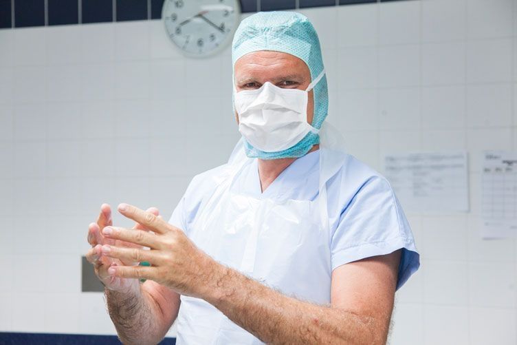 Dr. Florian Frisee, M.D. Specialist in Trauma Surgery and Sports Traumatology Specialist in Orthopedics and Traumatology