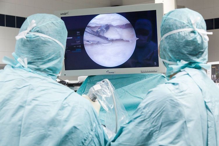 Dr. Florian Frisee, M.D. Specialist in Trauma Surgery and Sports Traumatology Specialist in Orthopedics and Traumatology