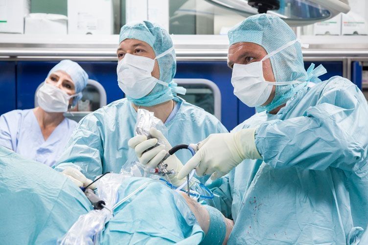 Dr. Florian Frisee, M.D. Specialist in Trauma Surgery and Sports Traumatology Specialist in Orthopedics and Traumatology