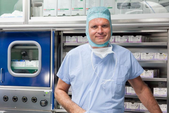 Dr. Florian Frisee, M.D. Specialist in Trauma Surgery and Sports Traumatology Specialist in Orthopedics and Traumatology