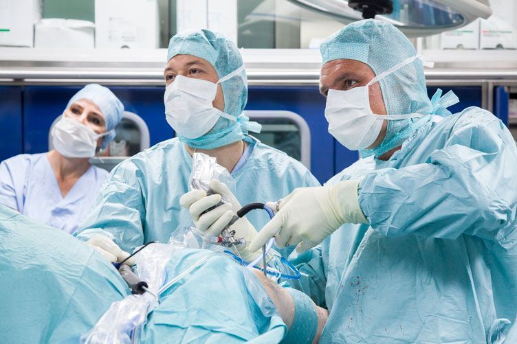 OA Dr. med. univ. Florian Frisee Facharzt für Unfallchirurgie und Sporttraumatologie Facharzt für Orthopädie und Traumatologie
