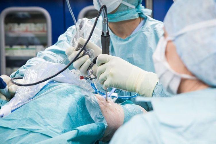 OA Dr. med. univ. Florian Frisee Facharzt für Unfallchirurgie und Sporttraumatologie Facharzt für Orthopädie und Traumatologie